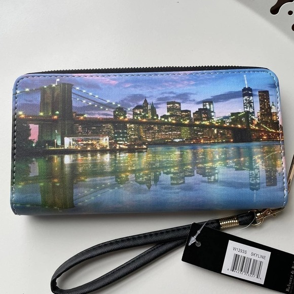 Rebecca and Rifka NYC Skyline wallet - Picture 6 of 6